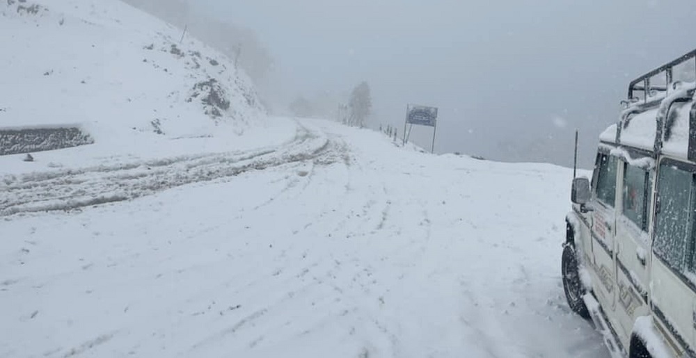 ढोरपाटनमा हिमपात हुँदा जनजीवन प्रभावित