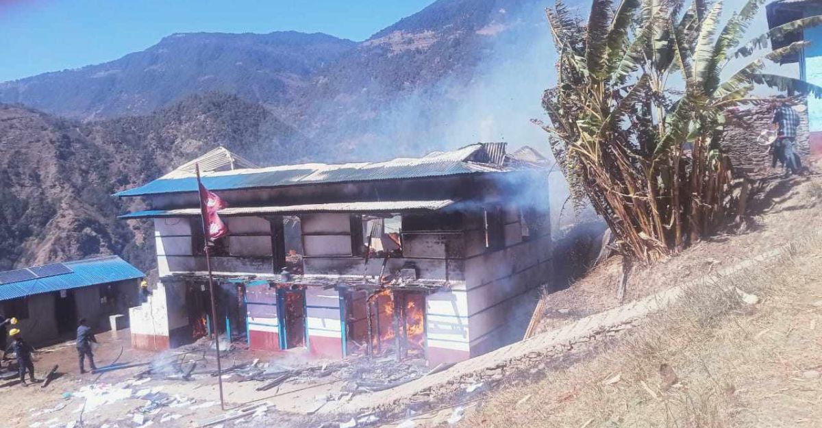लिखुपिके गाउँपालिका कार्यालयमा आगलागी, आगलागी हुँदा दुईतले घर जलेर नष्ट