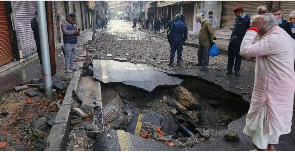 थापाथलीमा फुट्यो मेलम्चीको पाइप, सडक अवरुद्ध