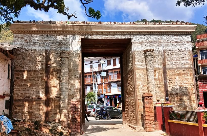 पाल्‍पाको तानसेनमा रहेको मूल ढोकाको निर्माण कार्य रोकियो