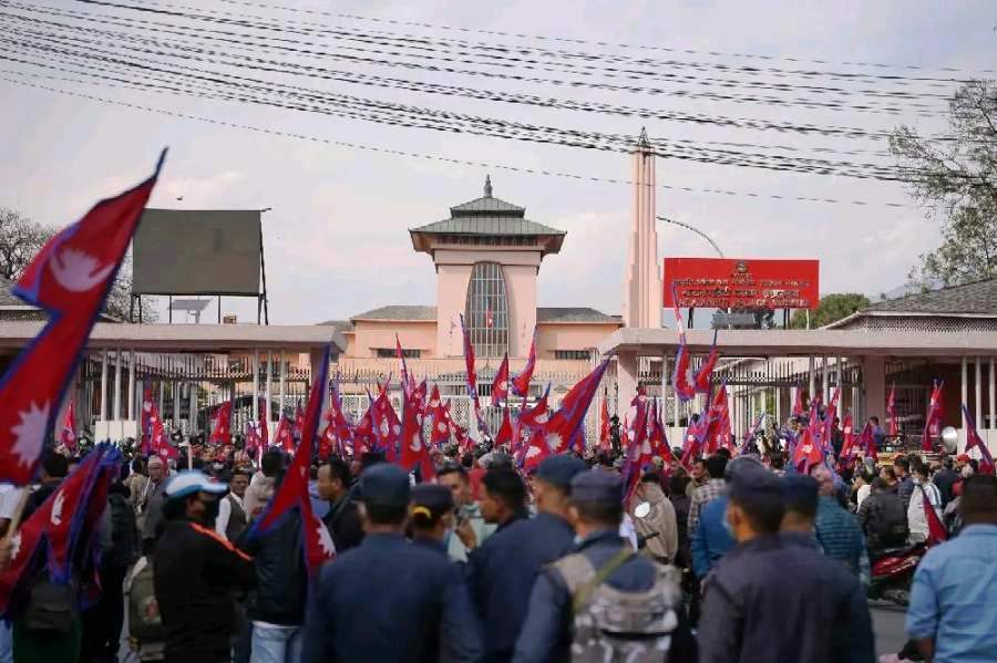नारायणहिटी अगाडि राजावादीहरुको प्रदर्शन, राजतन्त्रका पक्षमा नाराबाजी