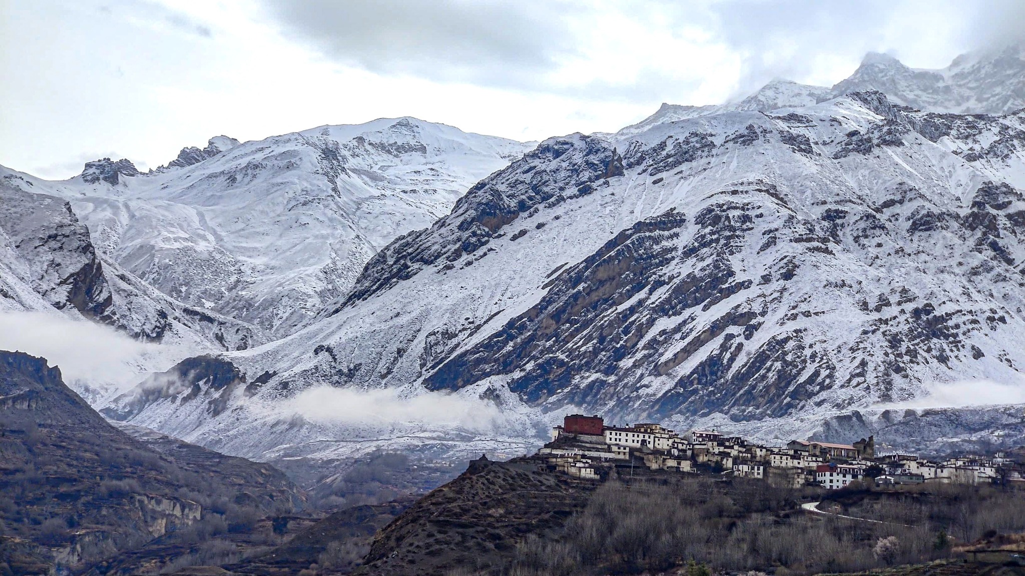 मुस्ताङमा हिमपात, भीर–पाखा सेताम्य (तस्वीरहरू)