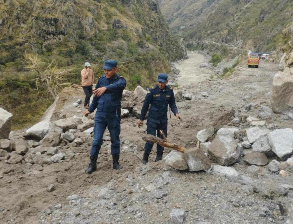 पहिरोका कारण कर्णाली राजमार्ग अवरुद्ध