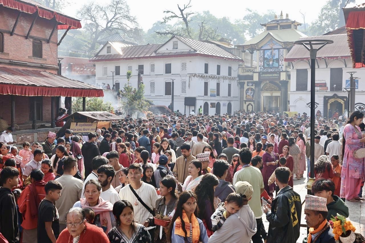 नयाँ वर्षको पहिलो दिन पशुपतिनाथ मन्दिरमा दर्शन गर्नेको घुइँचो (तस्बिरहरू)