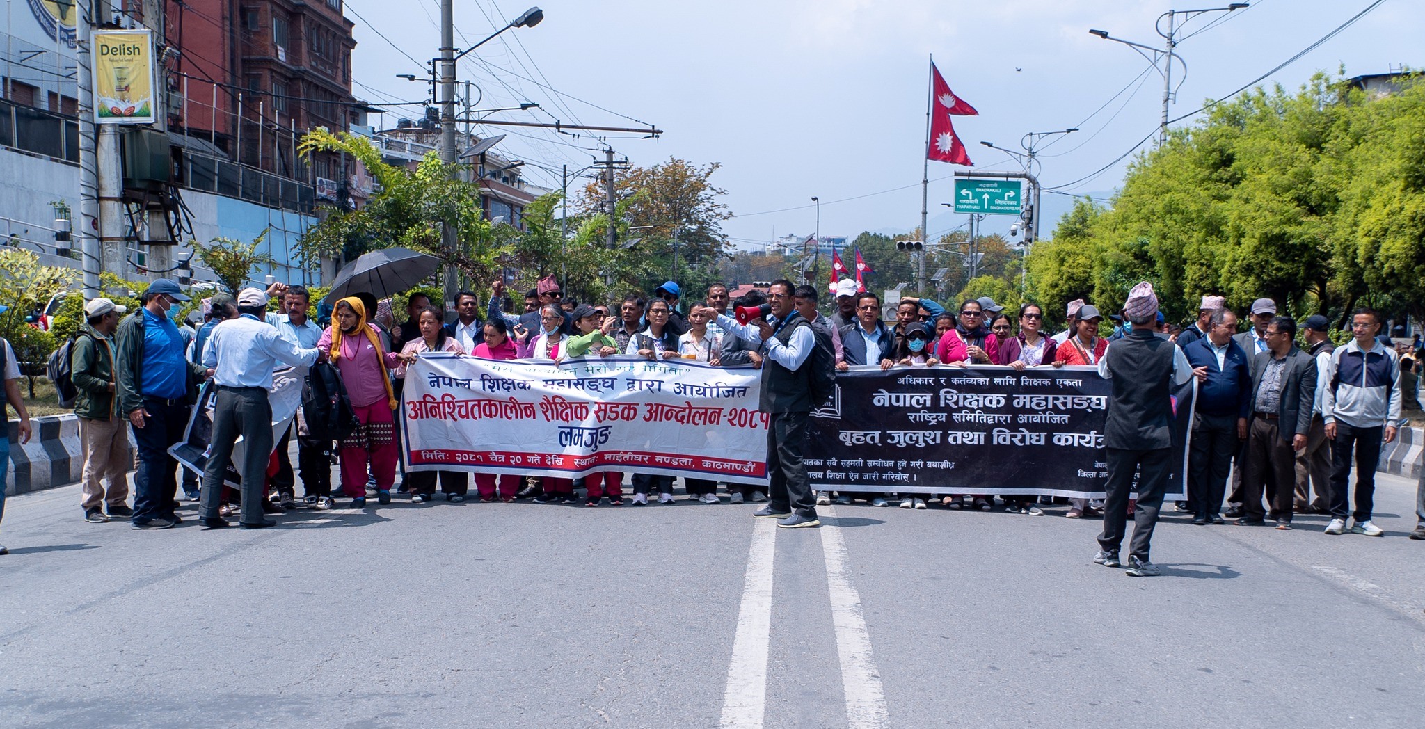 आन्दोलनरत शिक्षकहरुको नयाँ बर्ष सडकमै (फोटो फिचर)