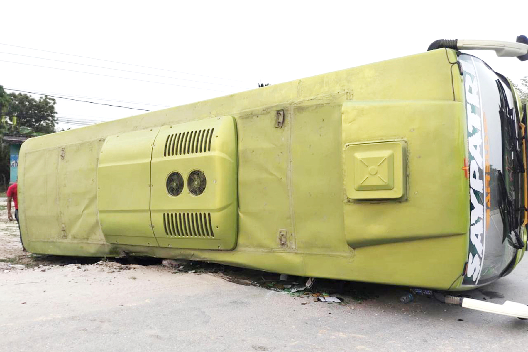 शिक्षकहरू चढेको रात्रिबस दुर्घटना, १६ जना घाइते