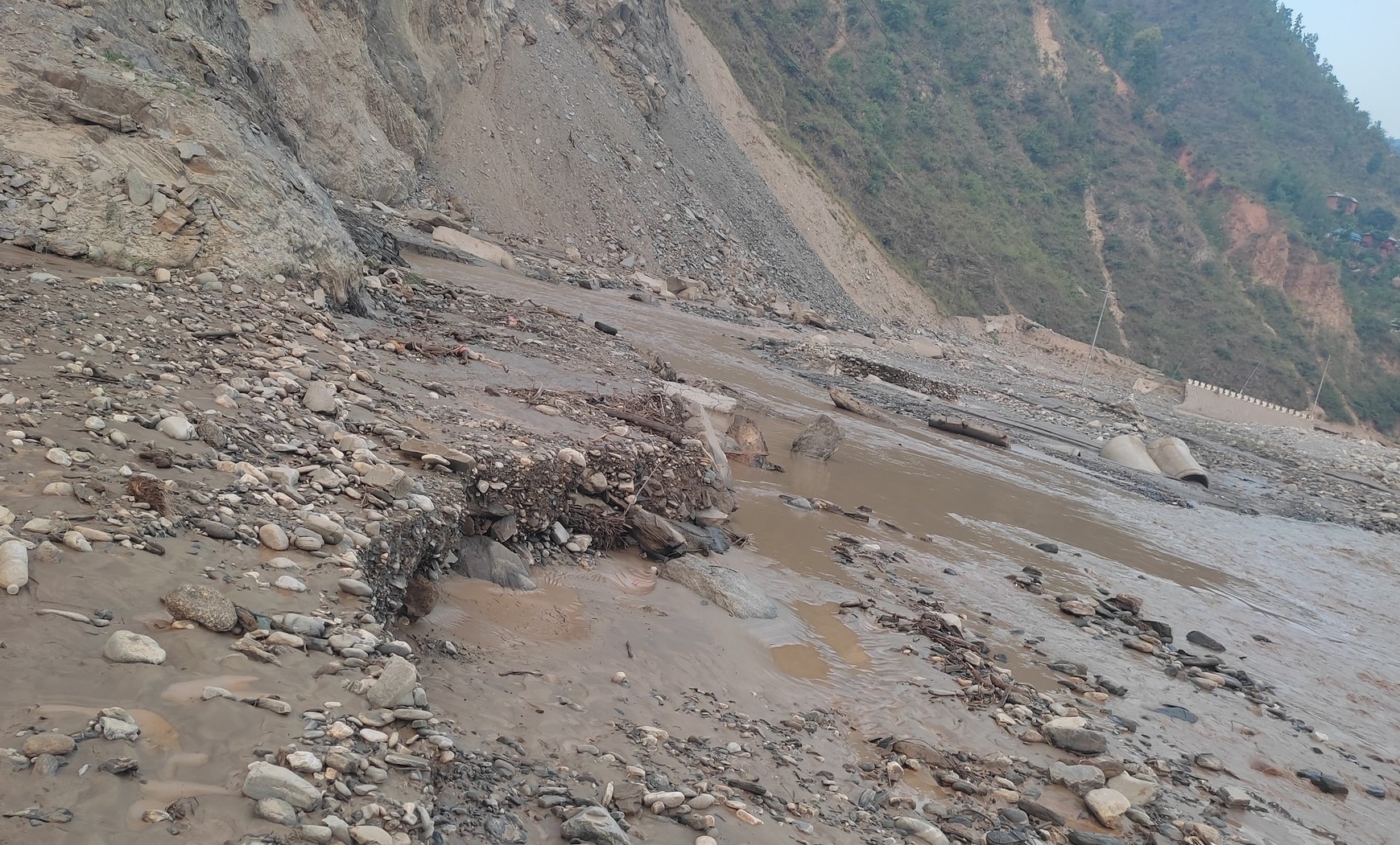 बिपी राजमार्ग आठ घण्टादेखि अवरुद्ध, बेपत्ता महिलाको खोजी जारी