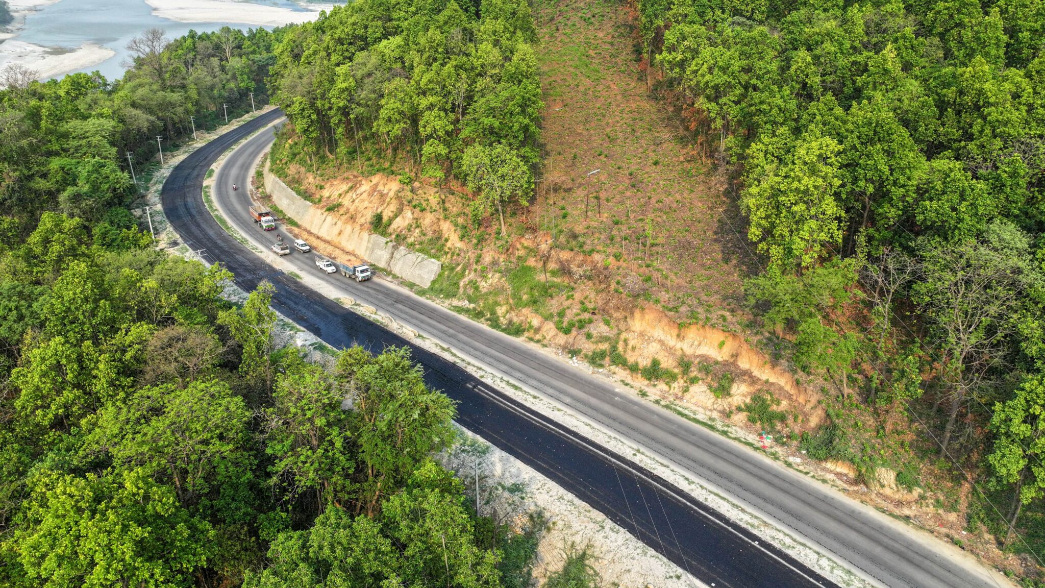 ड्रोनबाट यस्ताे देखियाे कालोपत्रे हुँदै गरेकाे गैंडाकोट थुम्सी ६ लेनको सडक [तस्विरहरू]