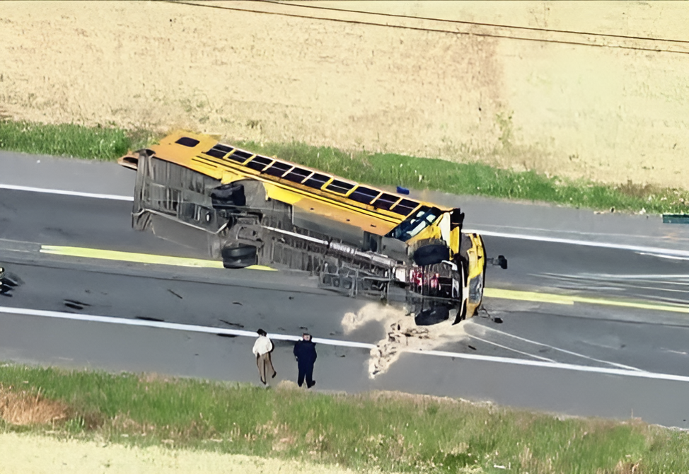 चितवनमा बस दुर्घटना, १५ जना घाइते