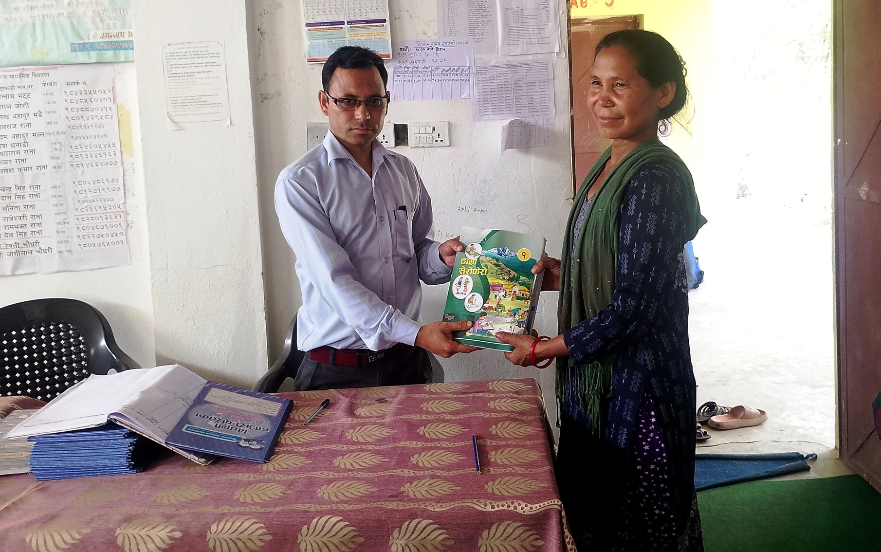 ५२ वर्षको उमेरमा कक्षा १ मा भर्ना भइन् वडासदस्य डल्लीदेवी