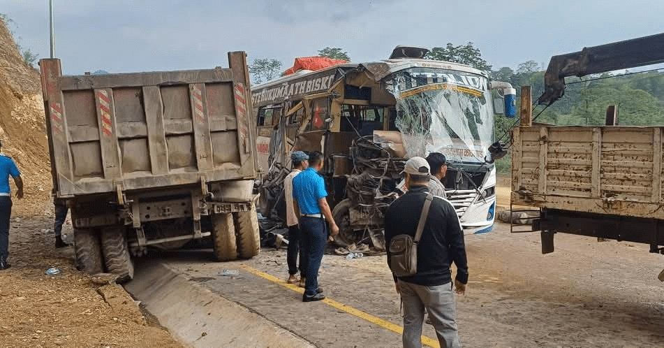 तनहुँमा बस र टिप्पर आपसमा ठोक्किँदा ७ जना घाइते