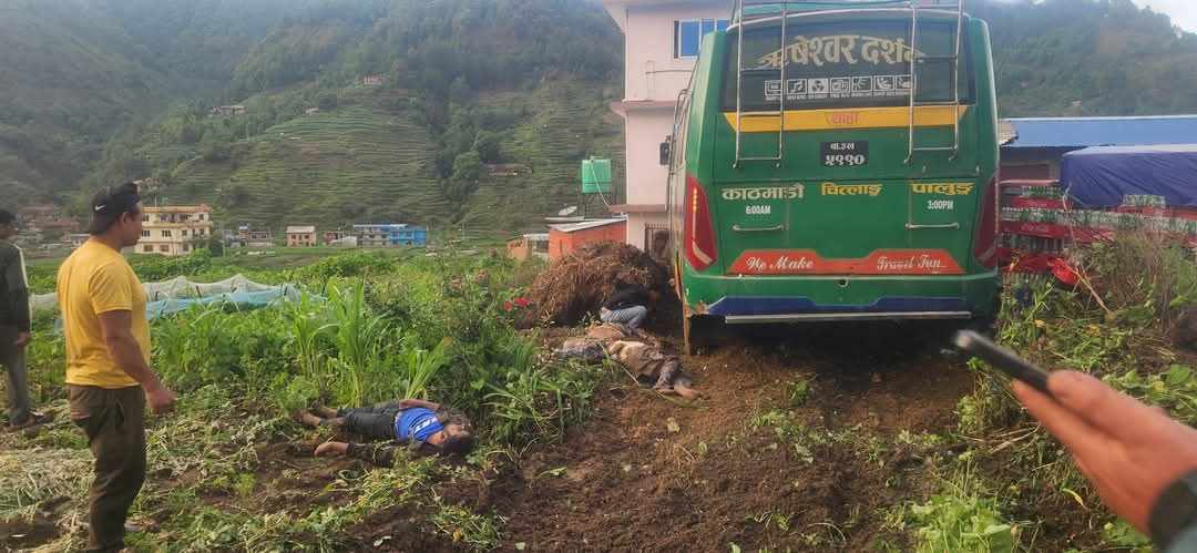 ब्रेक फेल हुँदा बस दुर्घटना : २ जनाको मृत्यु, ४ घाइते