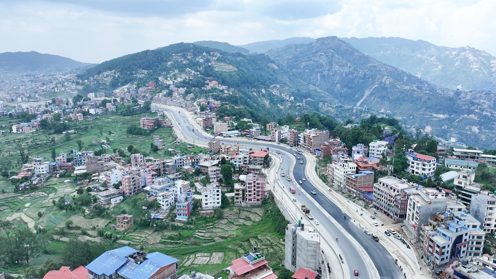 ६ लेनमा बनेर पिच हुँदै गरेको अरनि राजमार्गको धुलिखेल सडकखण्ड (तस्विरहरू)