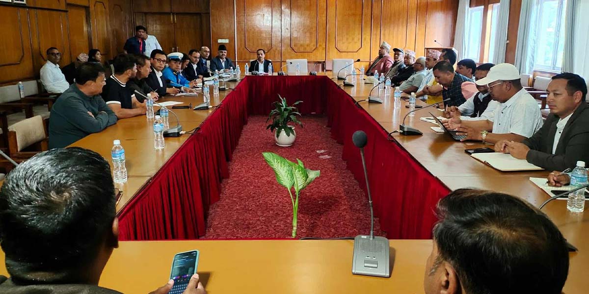 सरकार र यातायात व्यवसायीबीचको वार्ता निष्कर्षविहीन, मंगलबार बिहान पुनः बस्ने