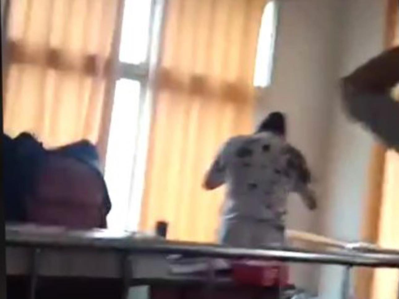 अफताव आलमलाई  सफाइ दिने न्यायाधीशमाथि कालो मसि प्रहार,  कालो मसी छ्याप्ने ३ जना प्रहरी नियन्त्रणमा