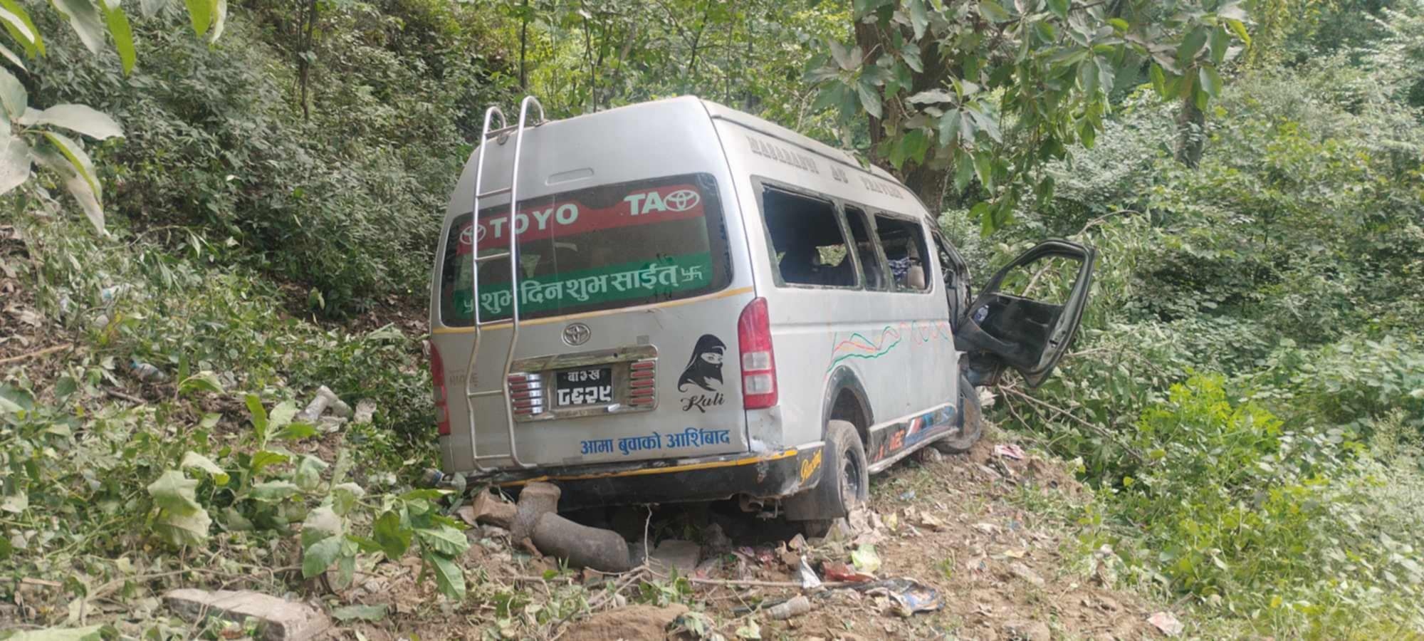 काठमाडौंबाट चितवन जाँदै गरेको माइक्रो दुर्घटना, १९ जना घाइते