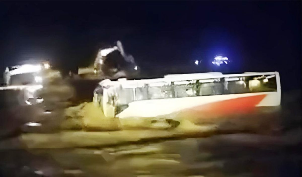 विनयी खोलाको बाढीले बस बगायो, पूर्व–पश्चिम राजमार्ग अवरुद्ध, यात्रुको सकुशल उद्धार