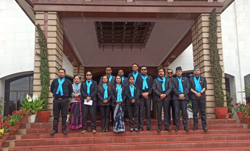 रास्वपाका सांसदहरु कालो पोशाक र निलो रिबन लगाएर सदनमा, प्रतिनिधिसभाको आजको बैठक वहिष्कार