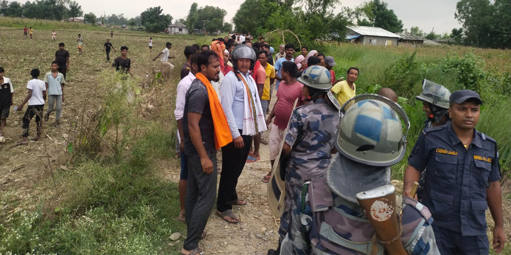 सर्लाहीको  बरहथवामा प्रहरी र स्थानीयबीच झडप, प्रहरीसहित १० जना घाइते