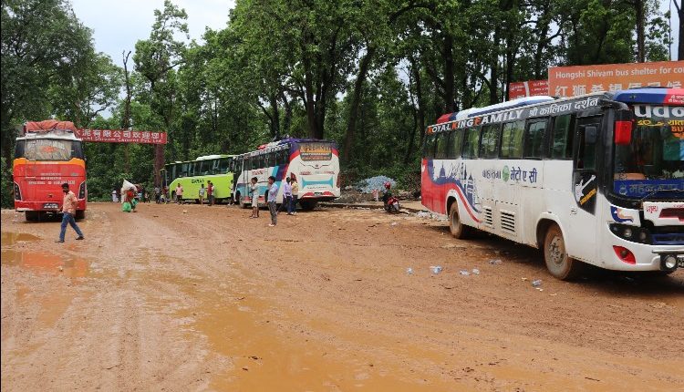 दाउन्ने–दुम्कीबास सडकको वैकल्पिक मार्ग पनि अवरुद्ध