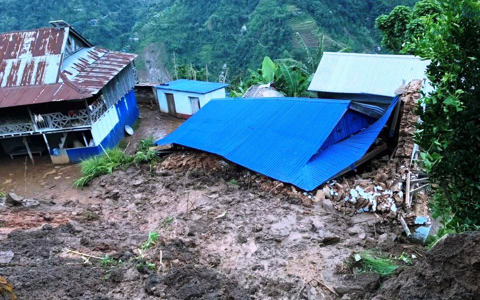 ताप्लेजुङमा पहिरोले घर पुरिँदा चार जना घाइते