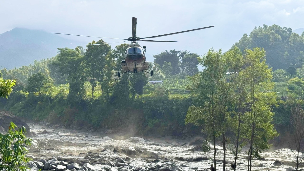 त्रिशूली नदीमा फसेका २ जनाको हेलिकप्टरबाट उद्धार