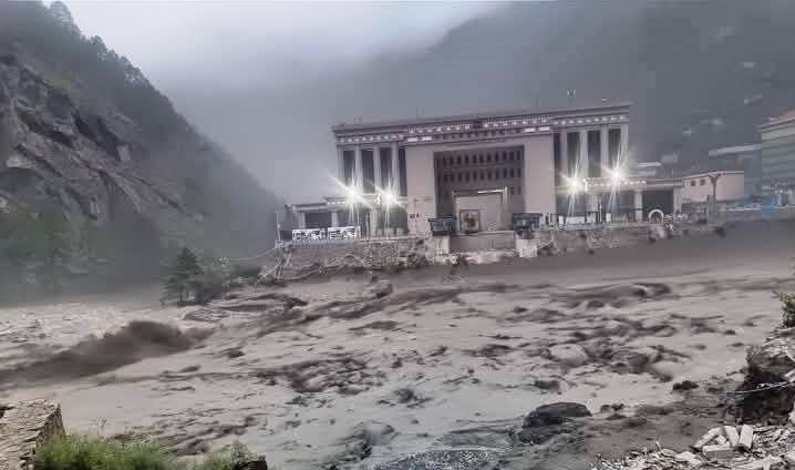 रसुवा बाढी अपडेट: रसुवागढी भन्सार कार्यालयको यार्डमा फसेका ९ जनाको सकुसल उद्धार