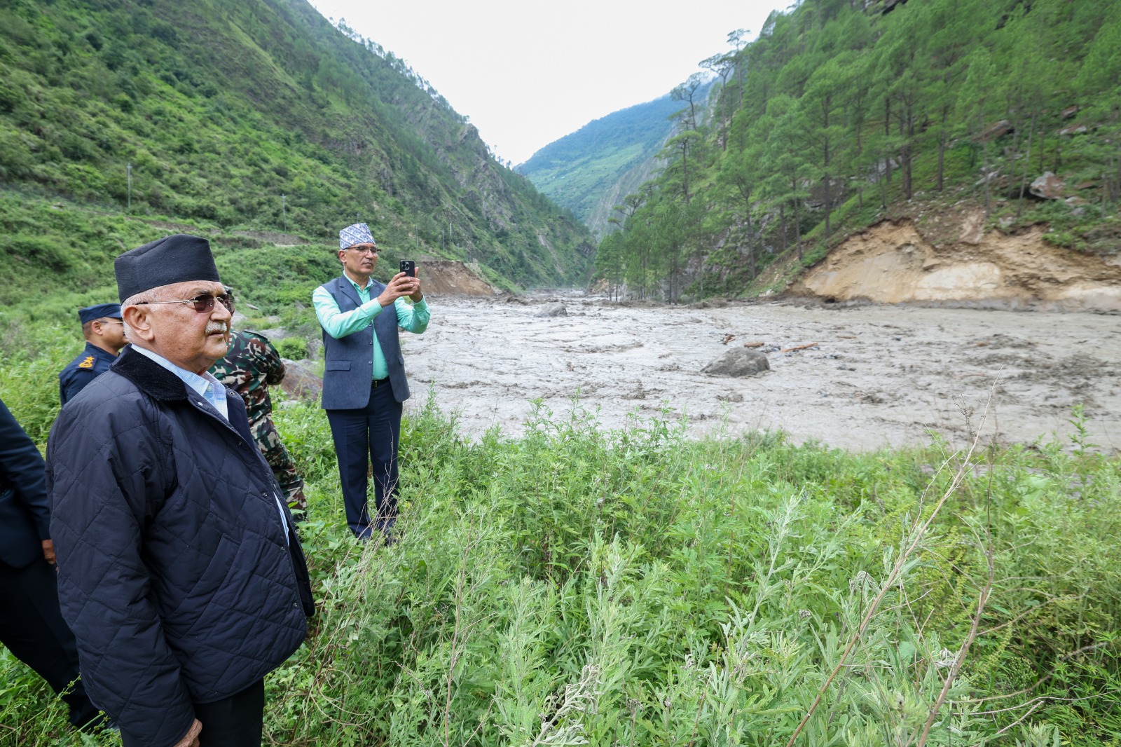 प्रधानमन्त्री ओलीले गरे  रसुवा र नुवाकोटको बाढी प्रभावित क्षेत्रको अवलोकन