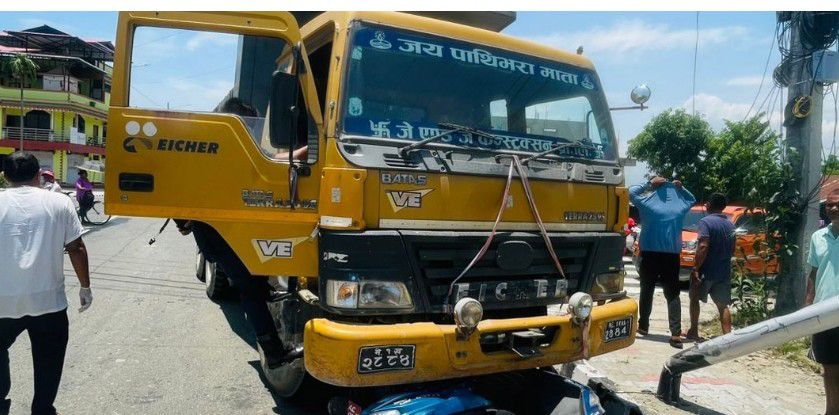 टिपरले ठक्कर दिँदा जेठानीको मृत्यु, देउरानी घाइते