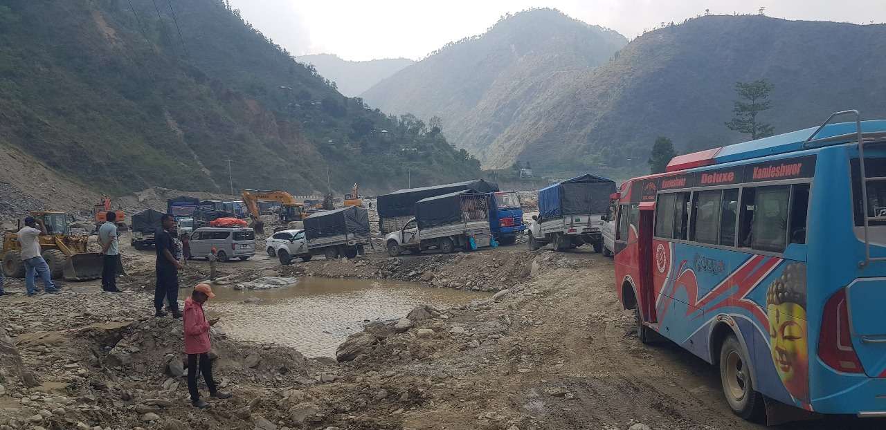 विपी राजमार्गमा राति १२ घण्टा यातायात सञ्चालनमा रोक