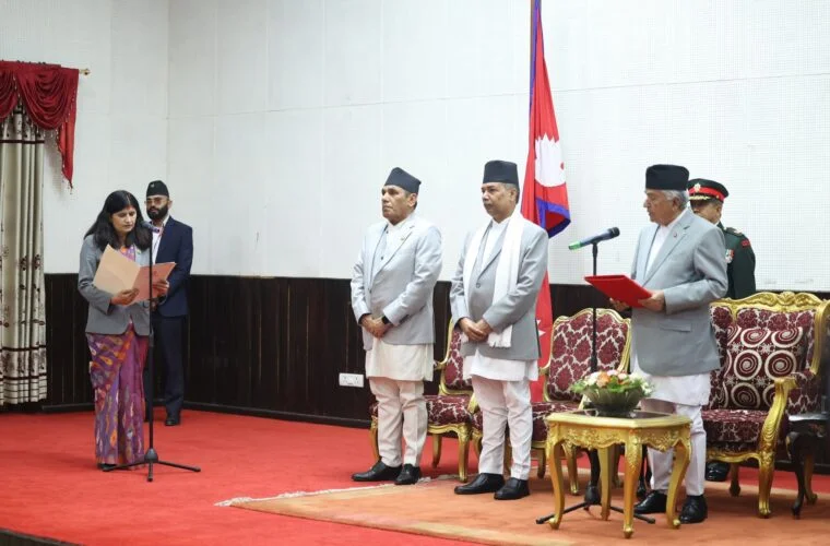 नवनियुक्त मन्त्री न्यौपानेले लिइन् शपथ