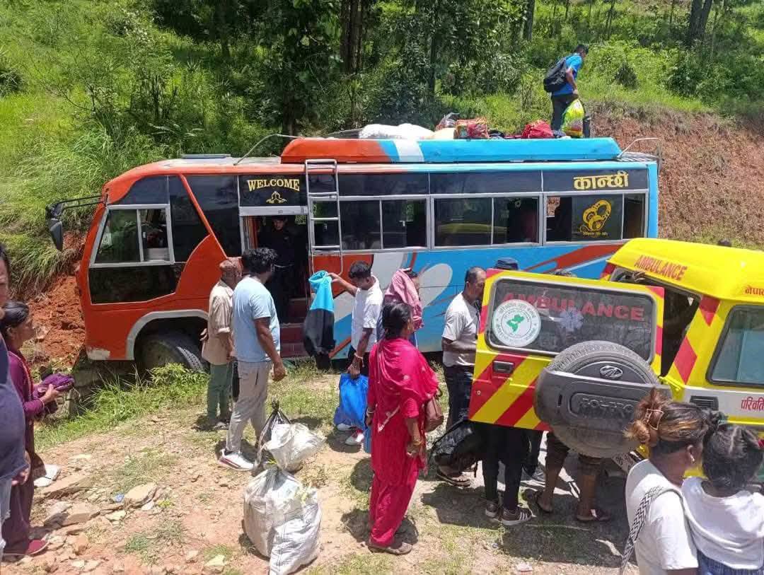 काभ्रेमा बस दुर्घटना हुँदा २३ जना घाइते