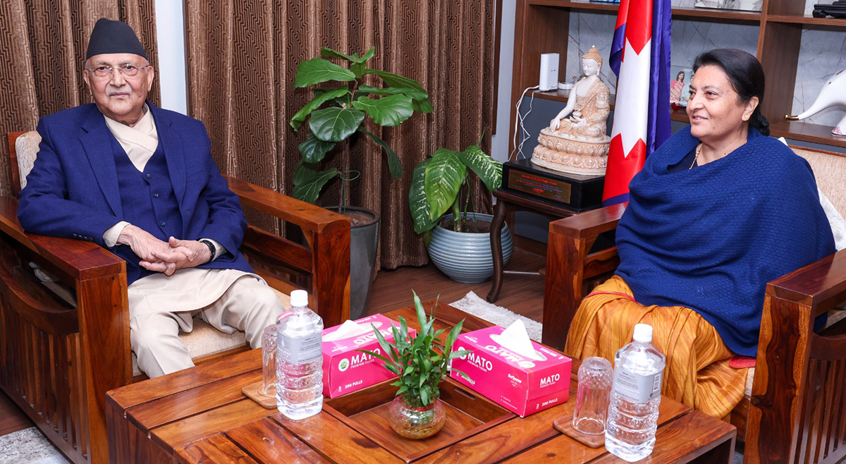 पूर्वराष्ट्रपति भण्डारी र प्रधानमन्त्री ओलीबीच भेटवार्ता हुँदै