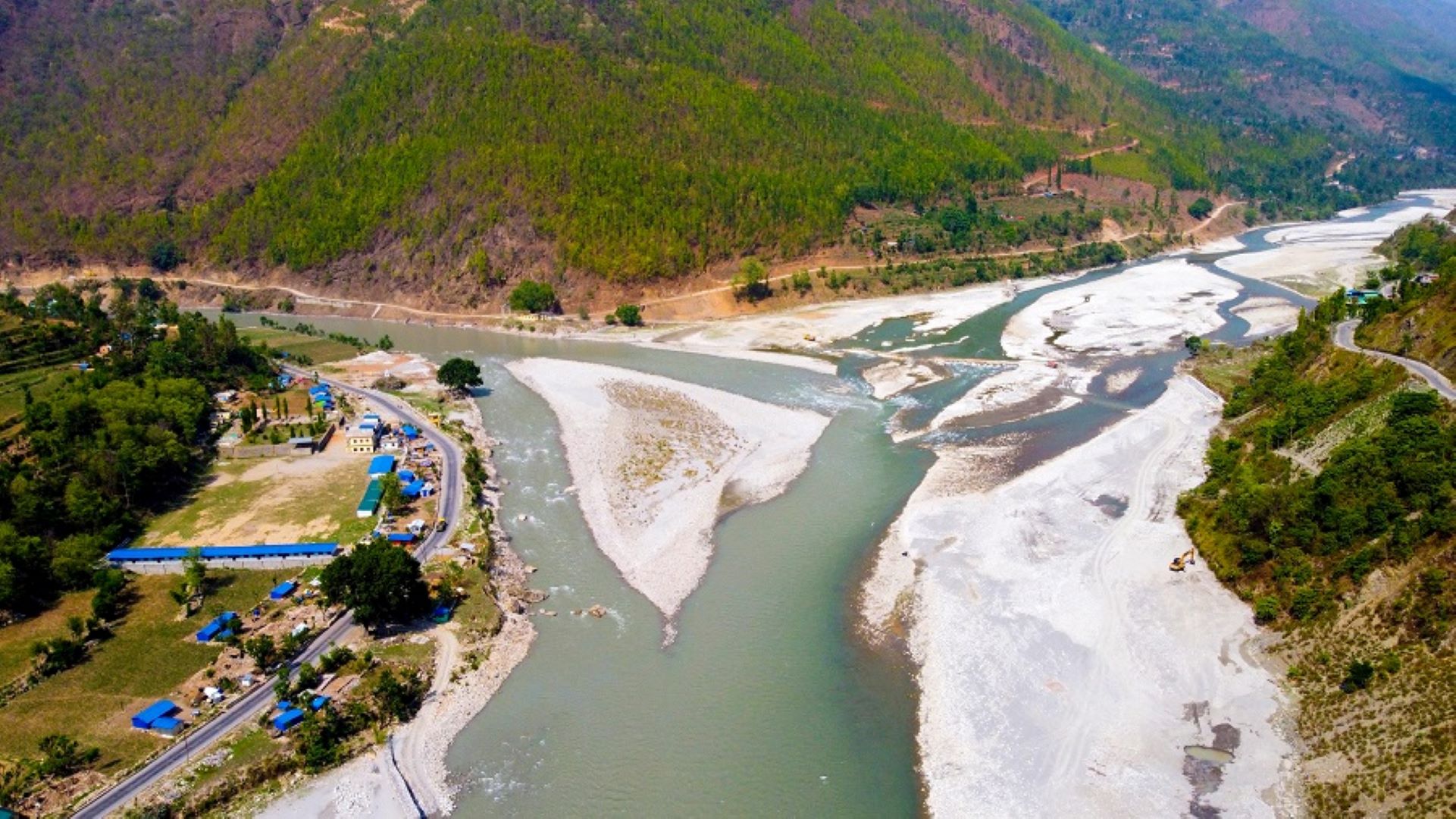 रुकुम पश्चिममा भेरी नदीमा टिपर खस्यो, ३ जना बेपत्ता