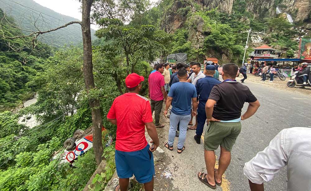 मुग्लिन-पोखरा सडक : ऐना पहरामा यात्रुबाहक बस दुर्घटना पाँचजना घाइते, एकको अवस्था गम्भीर