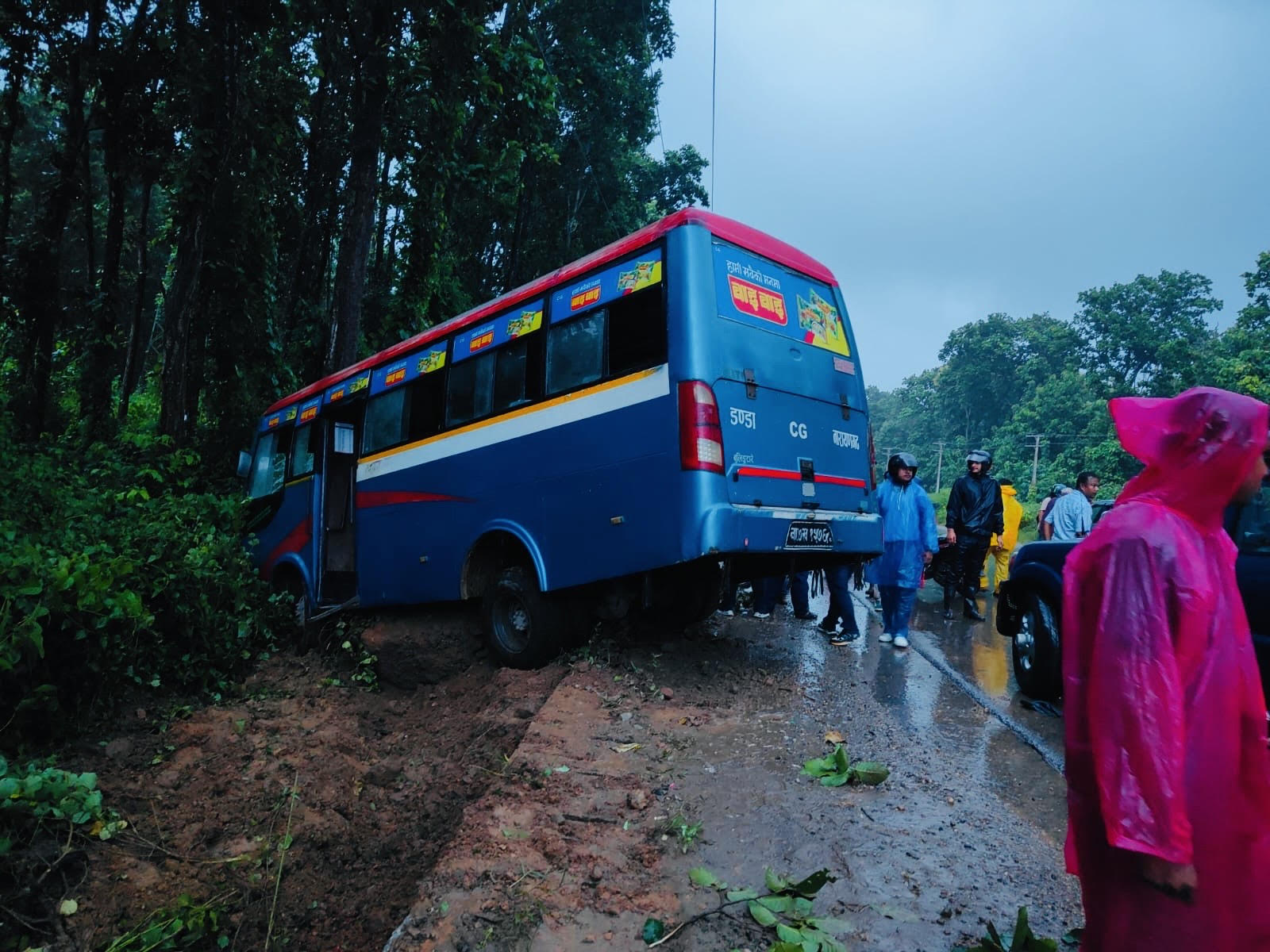 कावासोतीमा यात्रुबाहक बस दुर्घटना, १५ जना घाइते