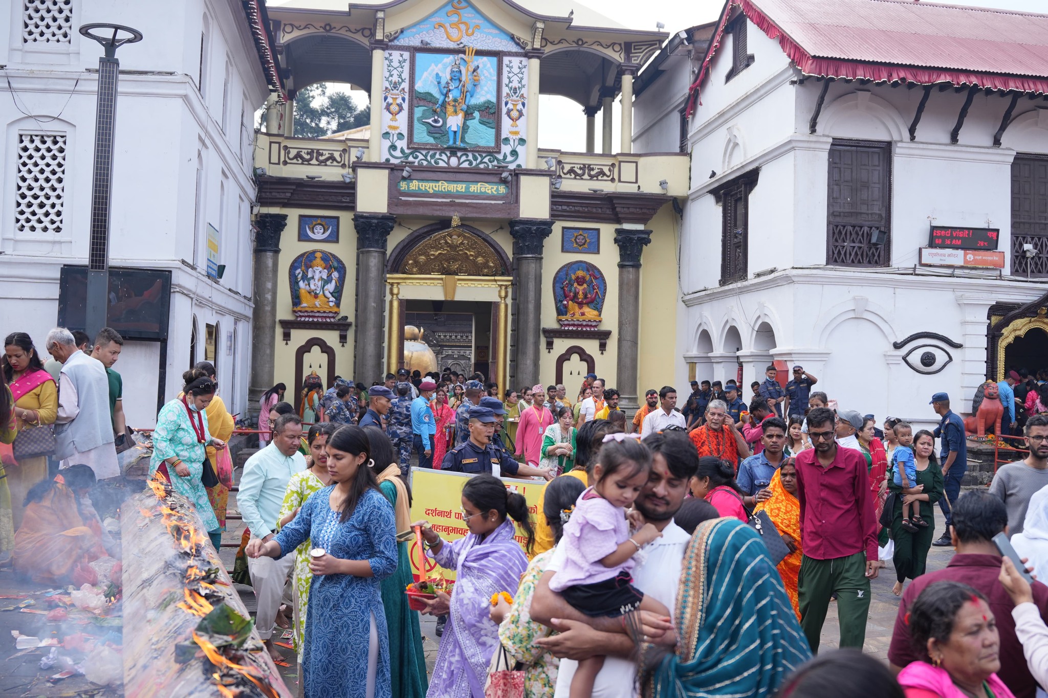 आज साउनको तेस्रो सोमबार: पशुपतिमा श्रद्धालुको घुइँचो (तस्बिरहरू)
