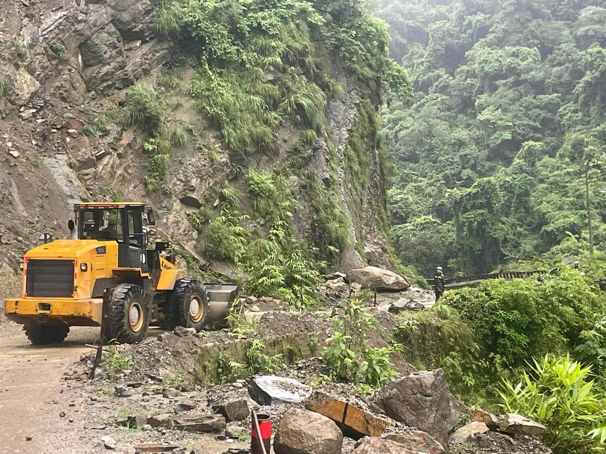 बुटवल पाल्पा सडकखण्डको ठाउ-ठाउँमा पहिराेले सडक अबरूद्ध