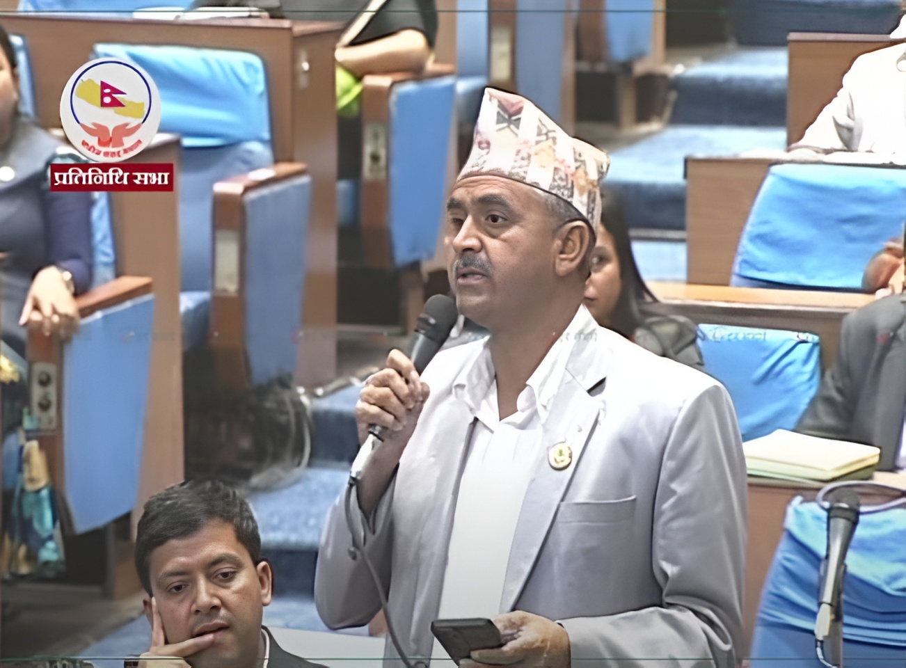 पूर्णरुपले अवरुद्ध राजमार्ग सुचारु गर्न सांसद गैरेको माग