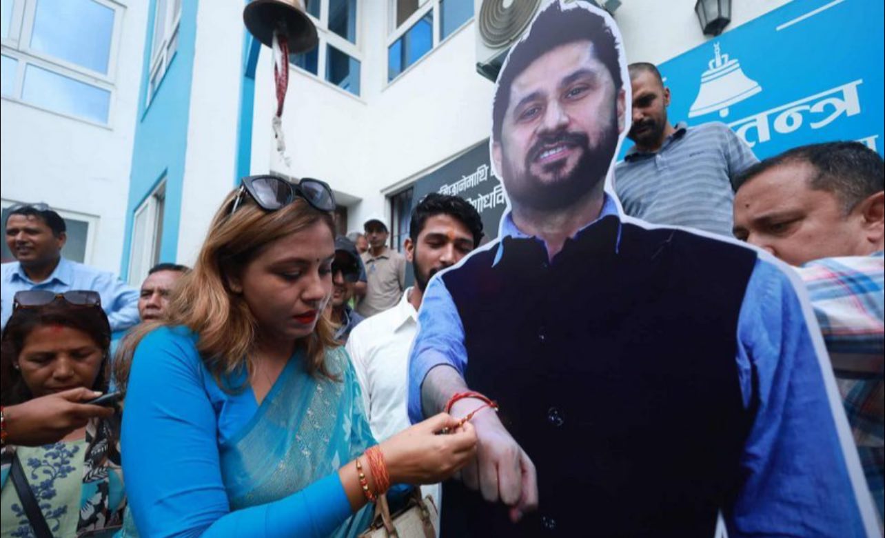 रविको ‘कट आउट’ मा राखी बाधेर मनाए समर्थक