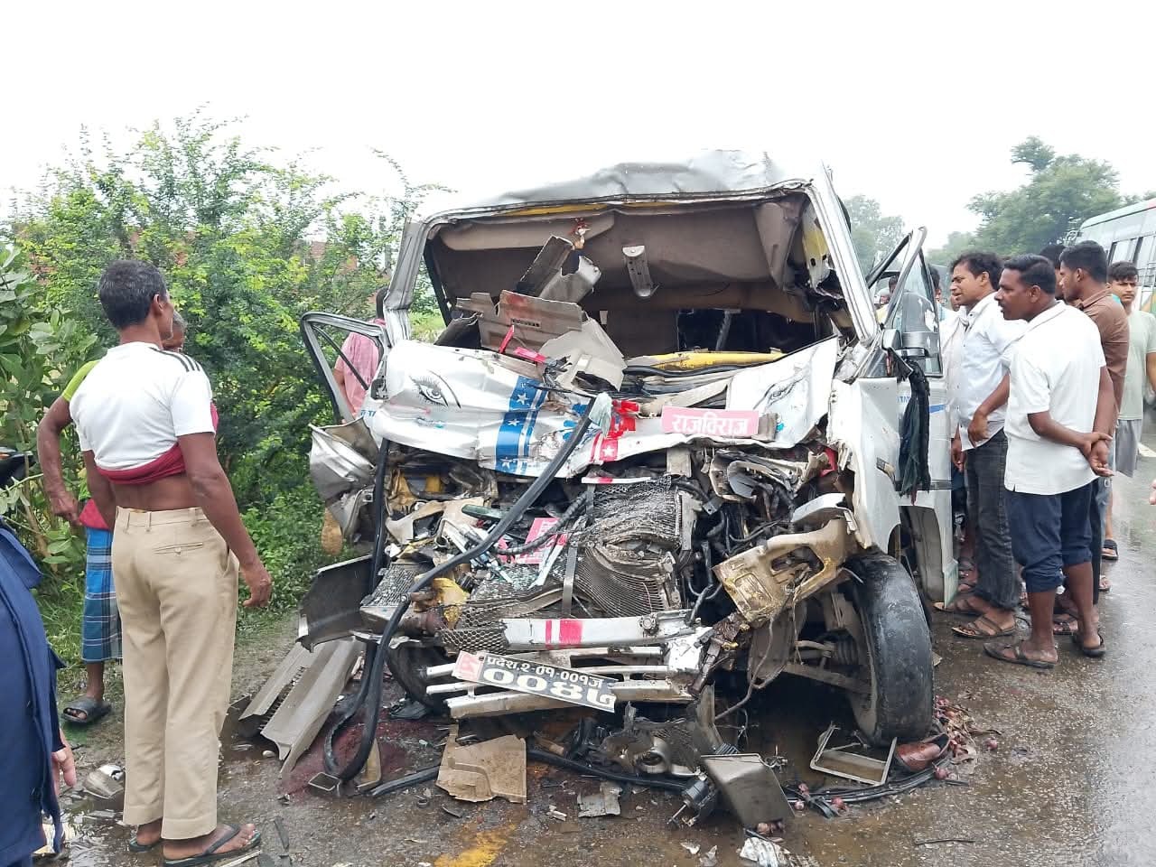 सुनसरीमा बस र माइक्रो ठोक्किँदा ३ को मृत्यु, १५ जना घाइते