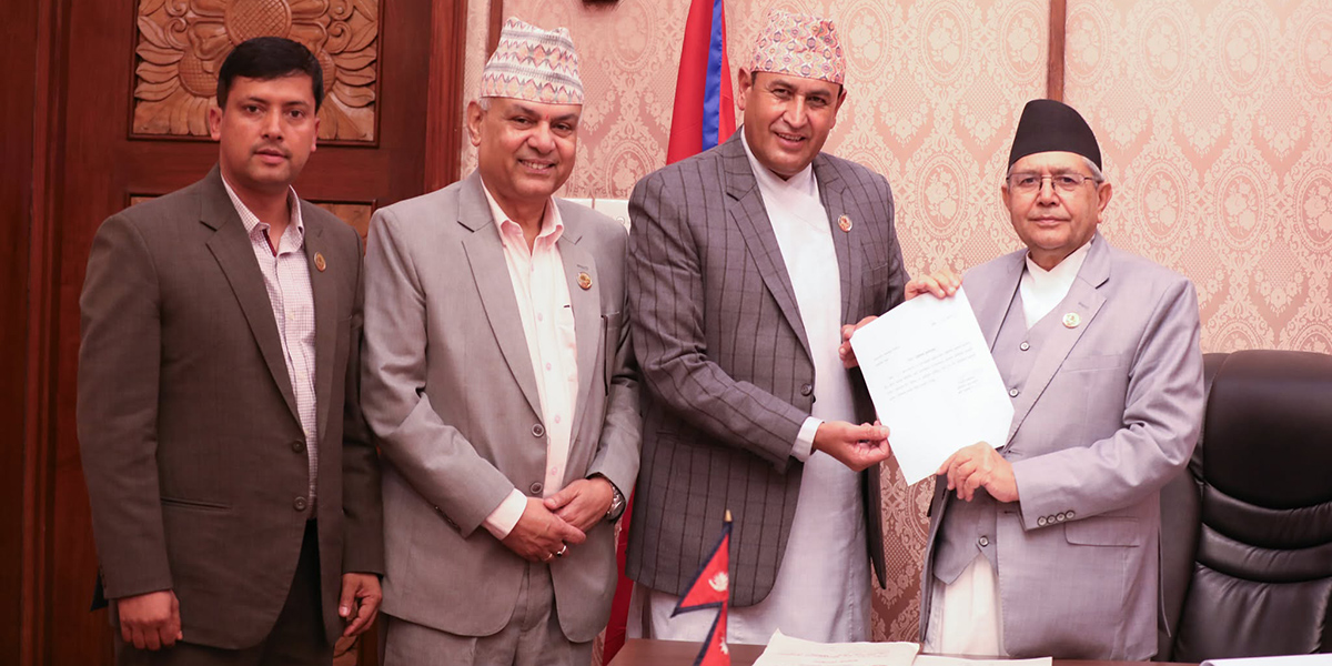 सभामुख घिमिरेसमक्ष खतिवडाले बुझाए राजीनामा