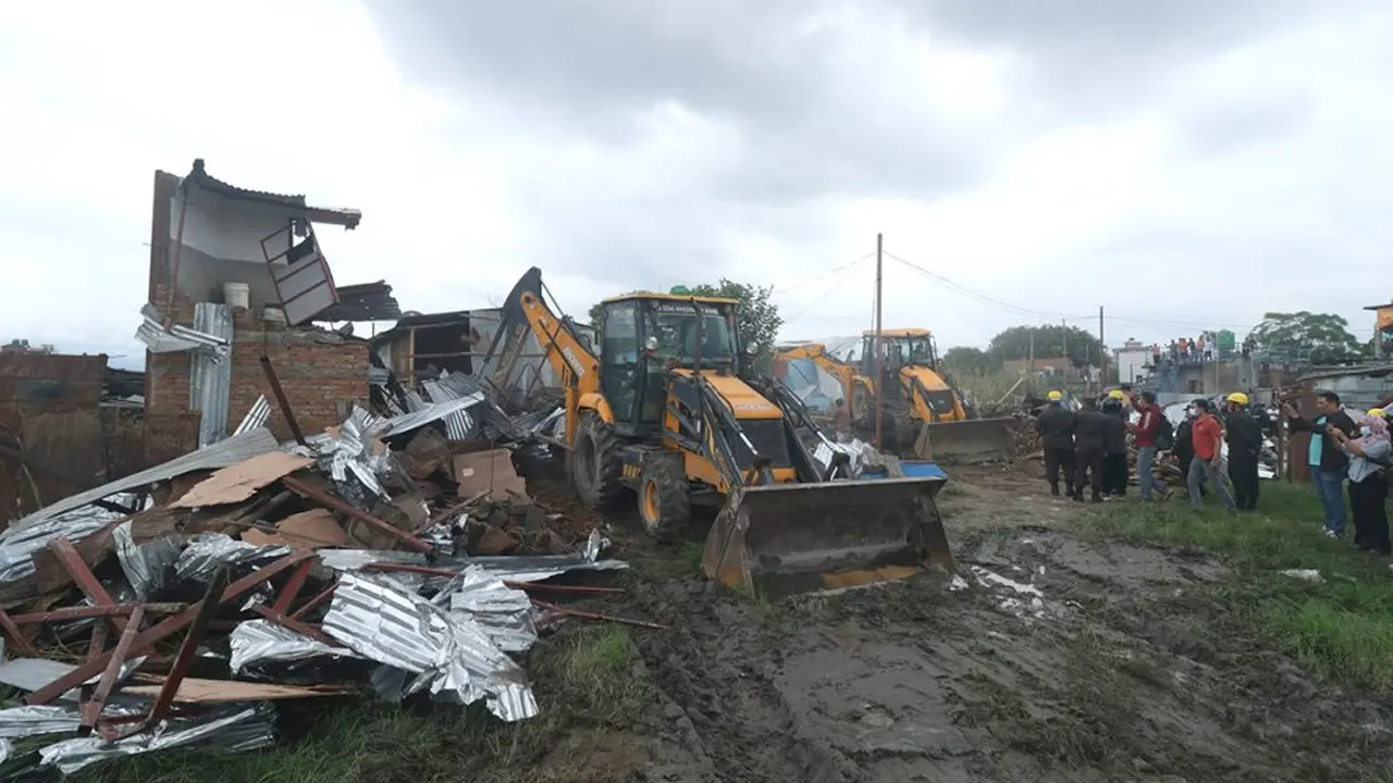 मनोहराका सुकुम्बासी बस्तीमा महानगरले चलायो डोजर, सुकुम्बासी बस्तीका सुकुम्बासीहरुले नगर प्रहरी र नेपाल प्रहरीकाे टोलीमाथि ढुंगामुढा प्रहार