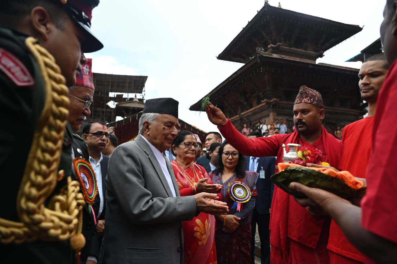 राष्ट्रपति रामचन्द्र पौडेलद्वारा पाटनस्थित कृष्ण मन्दिरमा पूजाआरधना (तस्बिरहरु)