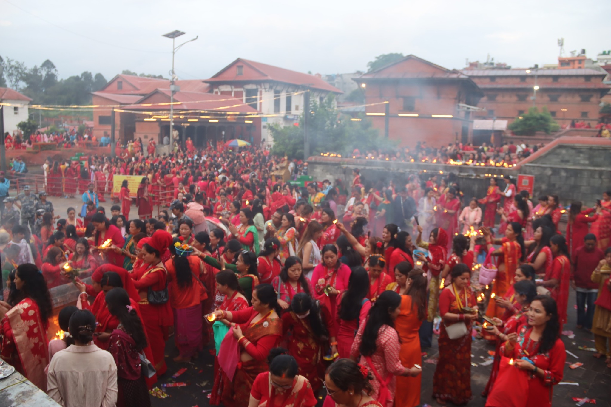 हरितालिका तिजको अवसरमा पशुपतिनाथ लगायत देशभरका शिवालयमा भक्तजनको घुइँचो (तस्विरसहित)