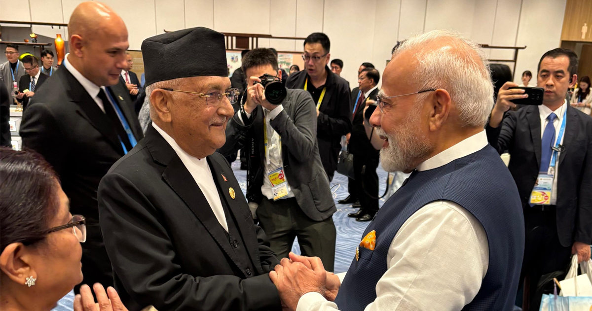 चीनमा प्रधानमन्त्री ओलीले भारतीय प्रधानमन्त्री मोदीलाई भेटे