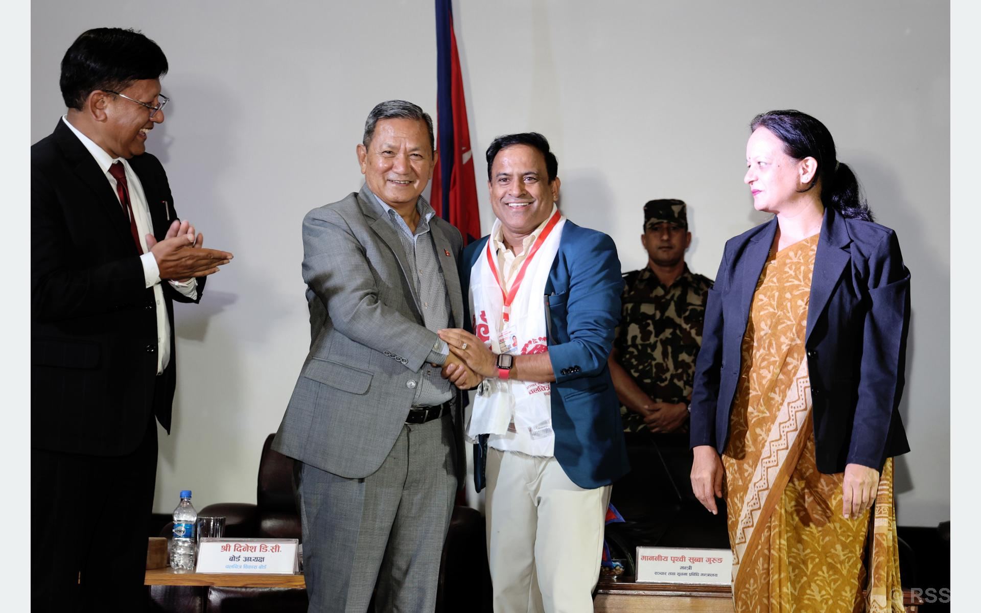 चलचित्रकर्मीलाई ‘विशिष्ट चलचित्रकर्मी परिचयपत्र’ वितरण