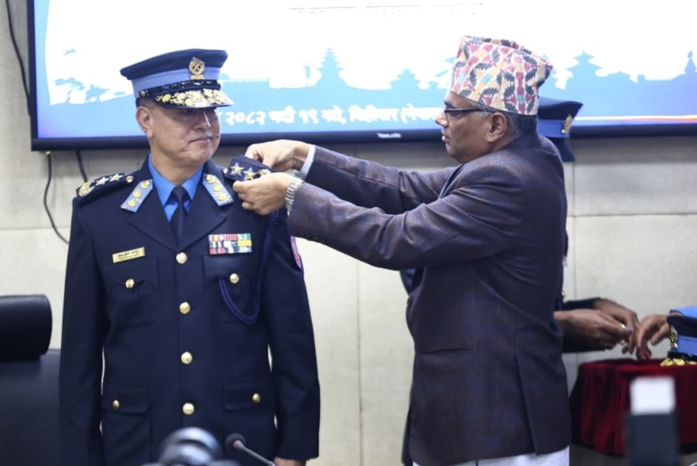 नवनियुक्त आईजीपी चन्द्रकुवेर खापुङले लगाए दर्ज्यानी चिह्न