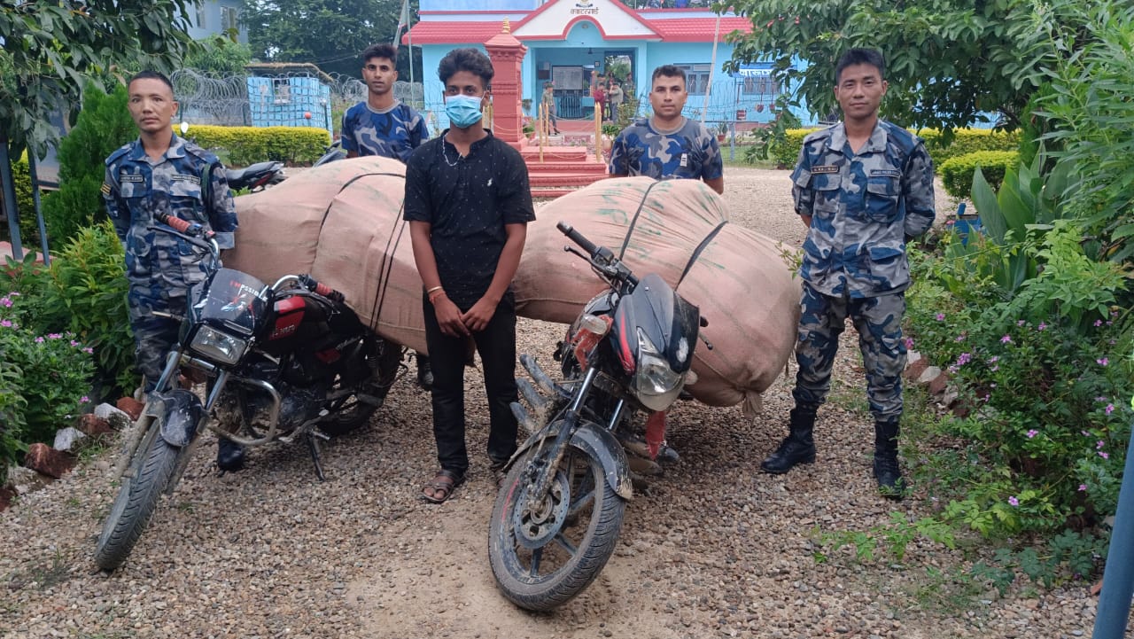 भन्सार छलीको कपडा र मोटरसाइकलसहित युवक पक्राउ