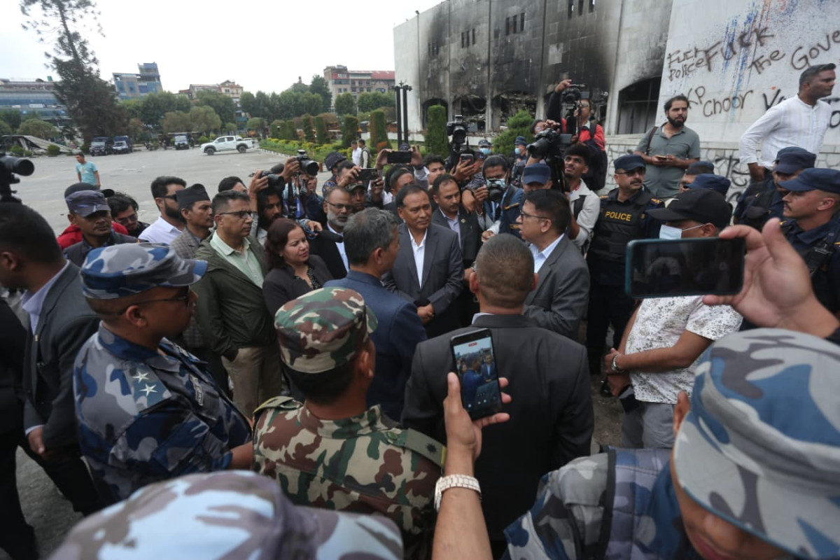 सरकारका तीन मन्त्रीहरूले गरे जेनजी आन्दोलनमा क्षतिग्रस्त भएको संसद भवन निरीक्षण